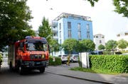 Ein Tanklöschfahrzeug der Feuerwehr Sarnen beim Einsatz an der Freiteilmattlistrasse. (Bild: pd)