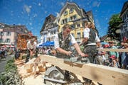 Vielfältiger Umzug: Im Schweisse ihres Angesichts demonstrierten Mitarbeiter der Firma Burch aus Sarnen die heutige Holzverarbeitung. (Bild Philipp Schmidli)
