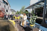 Pfarrer Anthony Chukwu segnet den Platz in der Begegnungszone in Inwil ein. (Bild: Stefan Kaiser (29. April 2017))