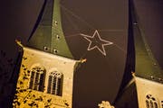Der Weihnachtsstern zwischen den Türmen der Hofkirche. (Bild: Dominik Wunderli / LZ)