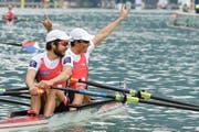 Sein Partner Daniel Wiederkehr streckt die Arme in die Höhe, und Michael Schmid lächelt, nachdem sich die Schweizer im B-Final der WM in den Savoyen den Olympia-Startplatz gesichert haben. (Bild: EPA/Olivier Anrigo)