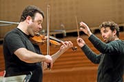 Probe fürs Konzert und eine prominente CD-Aufnahme: Geiger Vadim Gluzman, Chefdirigent James Gaffigan. (Bild: PD/Ingo Höhn)