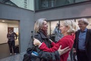 Stadträtin Manuela Jost (rechts) gratuliert der neugewählten Franziska Bitzi Staub. (Bild: Pius Amrein)