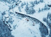 Die Zugstrecke zwischen Täsch und Zermatt musste vom Schnee der Lawine befreit werden. (Bild: Dominic Steinmann/EPA (Zermatt, 10. Januar 2018))