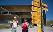 Das Wanderwegnetz im Kanton Obwalden wird revidiert. Auf dem Bild studieren Wanderer die Wegweiser bei der Bergstation der Melchsee-Frutt-Bahn. (Bild Corinne Glanzmann)