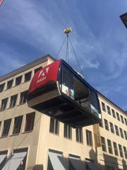 Hier wird die alte Schönbüel-Gondel von einem Lastwagen auf die Dachterrasse von Adobe in basel gehievt. (Bild: pd)