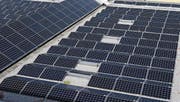 Mit dem neuen Energiegesetz sollen erneuerbare Energien gefördert werden. Das Bild zeigt eine Solaranlage auf dem Dach der Waldeggturnhalle in Rotkreuz. (Bild: Werner Schelbert (2. September 2016))