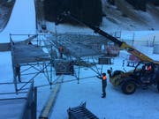 Die Tribünen für die Zuschauer werden am Fusse der Titlis-Schanze in Engelberg aufgebaut. (Bild: PD)