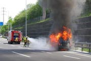 Das Zugfahrzeug des Pferdetransporters steht in Vollbrand. (Bild: Luzerner Polizei)