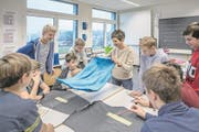 Ein Bild auf Zeit: Lehrerin Danielle Lustenberger im «Handsgi»-Unterricht an der Kanti Reussbühl. (Bild: Pius Amrein (16. November 2017))