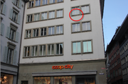 Von einem Fenstersims am Mühleplatz sind am Mittwochnachmittag pflastersteingrosse Stücke abgebrochen. (Bild: Elena Oberholzer (1.11.2017, Luzern))