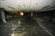 Nach den Löscharbeiten zeigt sich das Ausmass des Schadens in der Tiefgarage. (Bild: Kantonspolizei Schwyz)