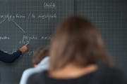 Die Lehrer in Emmen wollen ihre Tätigkeiten einschränken (Symbolbild). (Bild: Boris Bürgisser (Luzern, 14. Oktober 2013))