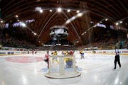 Der Eishockey-Tempel in Davos steht wieder während sechs Tagen ganz im Zeichen des Radrenn-Sports. (Bild: Keystone)