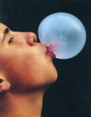 ARCHIVE -- Der 'Bubble Gum' in aller Munde (undatierte Aufnahme). Der Erfinder von 'Bubble Gum', dem blasbaren Kaugummi, ist im Alter von 93 Jahren gestorben. Nach einem Bericht der der 'New York Times' vom Montag, 12. Januar 1998, starb Walter E. Diemer am Donnerstag, 8. Januar 1998, in einem Krankenhaus in Lancester, Pennsylvania. Diemer war als Buchhalter in einer Kaugummi-Firma in Philadelphia taetig und testete nur in seiner Freizeit Proben von Kaugummi. Bei einer solchen Gelegenheit mischte er 1928 versehentlich zusaetzliche Stoffe in einen Behaelter und stellte anschliessend fest, dass sich mit 'seinem' Kaugummi 'Bubbles' blasen liessen. (SDA bsd183) (KEYSTONE/ARCHIVE) (Bild: ARCHIVE (KEYSTONE))