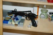 Mit dieser Armbrust schoss der Täter auf Nicole Dill und verletzte sie lebensgefährlich. (Bild: SRF)