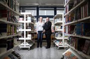 Die Bibliothek in Ruopigen. Im Bild: Grossstadträtin Luzia Mumenthaler und der Präsident des Quartiervereins Fabrizio Laneve. (Bild: Manuela Jans / Neue LZ)