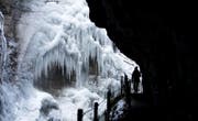 Solche Anblicke könnten bald häufiger werden. Das Foto zeigt die Partnachklamm in Bayern. Durch die Kälte sind dort meterlange Eiszapfen entstanden. (Bild: Sven Hoppe / Keystone)