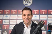 Reto Anderhub, hier an einer Medienkonferenz in der Swissporarena, muss den FC Luzern verlassen. (Bild: Urs Flüeler / Keystone (Luzern, 9. Januar 2018))