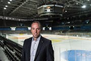 Patrick Lengwiler, CEO des EVZ, freut sich über die Vertragsverlängerung mit Novartis. Das Pharmaunternehmen wird auf dem Bullykreis in der Bossardarena präsent sein. (Bild: Christian H.Hildebrand / Zug, 10.08.2017)