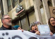 Journalisten der SDA (ATS) demonstrieren gegen den geplanten Stellenabbau. (Bild: Peter Klaunzer/Keystone (Bern, 2. Februar 2018))