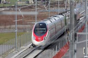 Ein ETR 610-Zug beim Nordportal des Gotthard-Basistunnels in Erstfeld. (Bild: Keystone / Gaetan Bally)