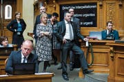Die Nationalräte stehen Schlange, um Leuthard eine Frage zu stellen: zuvorderst Walter Wobmann (SVP), dahinter Susanne Leutenegger Oberholzer (SP), Olivier Feller (FDP), Daniela Schneeberger (FDP), Philippe Bauer (FDP) und Regula Rytz (Grüne). (Bild: Peter Klaunzer/Keystone)