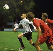 Janick Janssen vom SC Emmen marschiert der Stanser Verteidigung davon. Sein Team gewinnt zum ersten Mal in dieser Rückrunde. (Bild: Dominik Wunderli (Emmen, 13. April 2017))