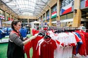 Quasi das inoffizielle EM-Stadion in Zug: das mit Flaggen dekorierte Metalli-Einkaufszentrum mit TV, Liegestühlen, Töggelikästen und vielen Fanartikeln. (Bild Stefan Kaiser)