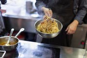 Sebastian Funck, chef at the restaurant "Wirtschaft im Franz", is preparing a meal in the restaurant kitchen, photographed in Zurich's district 3, Switzerland, on September 4, 2015. (KEYSTONE/Gaetan Bally) (Bild: GAETAN BALLY (KEYSTONE))