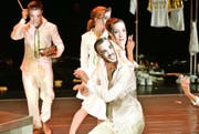 Sie tragen ihr eigenes Ich als Masken: Szene aus der Young Performance «Divamania». (Bild: Lucerne Festival/Peter Fischli)