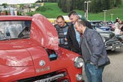 Die Besucher konnten am Ami-Treff etwa einen Ford Mustang (oben) oder einen Dodge (unten) sehen. (Bilder: Dominik Wunderli (Willisau, 14. Mai 2017))