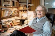 Kurt Steinmann (72) in bibliophiler Umgebung bei sich zu Hause in Reussbühl. (Bild: Corinne Glanzmann (2. Dezember 2016))