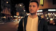 Alex (Marco Michel) verbringt die Nacht unvorhergesehen in der Stadt. Er trifft auf bunte Figuren und Nachtschattengewächse. (Bild: PD)