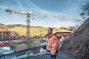 Tobias Osterwalder, Projektleiter der Schilliger Holz AG, vor der Baustelle für die neue Holzhalle. (Bild: Nadia Schärli / Luzerner Zeitung (Küssnacht, 5.1.2018))