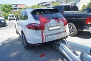 Der Besitzer dieses Autos wird rot gesehen haben, als er den Schaden entdeckte. (Bild: Zuger Polizei)