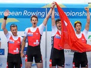 Bejubeln ihren ersten gemeinsamen EM-Titel – und was für einen: Simon Niepmann (von links), Lucas Tramèr, Mario Gyr und Simon Schürch. (Bild: AP/Alik Keplicz)