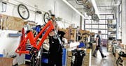 Ein Blick in die Veloproduktion bei Stöckli in Malters. (Bild: Dominik Wunderli (18. September 2012, Malters))