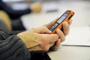 Der SMS-Dienst warnt frühzeitig vor Sperrungen auf Urner Strassen. (Symbolbild: Pius Amrein)