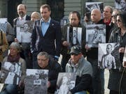 Ehemalige Verdingkinder und andere Opfer von fürsorgerischen Zwangsmassnahmen posieren mit Kinderfotos vor dem Bundeshaus. Inzwischen wurden die Opfer per Gesetz rehabilitiert. (Archivbild) (Bild: KEYSTONE/LUKAS LEHMANN)