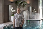 Kumar Kamlesh (60) im Badebereich des Aquafit in Sursee. Geht es nach seinen Plänen, soll in vier Jahren auch in Kriens ein neues Wellnesszentrum eröffnet werden. (Bild: Pius Amrein / Neue LZ)