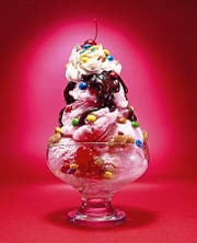 Nichts für Asketen: Erdbeerglace, Rahm, fruchtiges Sösschen und Smarties obendrauf. Bon appétit! (Bild: Getty/Nicholas Eveleigh)