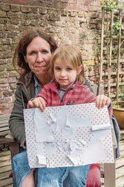Die dreijährige Ida (oben rechts) hat ihrer Mutter ein Bild gebastelt: Es heisst «Das tote Dorf». (Bild: Rudi-Renoir Appoldt (Immerath, 9. Mai 2017))