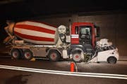 Ein Autofahrer gerät im Mai 2017 im Tunnel Sachseln auf die Gegenfahrbahn und verstarb noch am Unglücksort. (Bild: Kantonspolizei Obwalden)