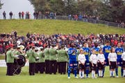Die Luzerner Mannschaft vor dem Anpfiff gegen den regionalen 2. Ligisten Plaffeien. (Bild Keystone)