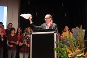 Rektor Hans Hirschi winkt den Maturae und Maturi «Ade». (Bild: Markus Wild)