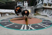 Justierten die Zeiger in Schwindel erregender Höhe: Martin Meister (rechts) und Andreas Wesemann. (Bild Stefan Kaiser/Neue ZZ)