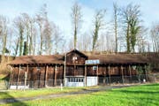 Bei der Remise wird das Dach momentan mit Stützen gesichert. Bild: PD/Gemeinde Risch