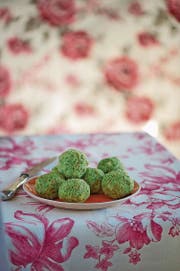 ... und ein Spinatknödel. Knödel bitte nicht schneiden, sondern mit der Gabel zerreissen, damit sie gut Sauce aufnehmen können!