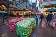 Barriere am Weihnachtsmarkt im deutschen Lübeck: Die zugedeckten Sandsäcke sollen die Besucher nebst Betonblöcken und Pollern vor Terrorattacken mit Lastwagen schützen. (Bild: Jens Büttner/Key (21. November 2017))
